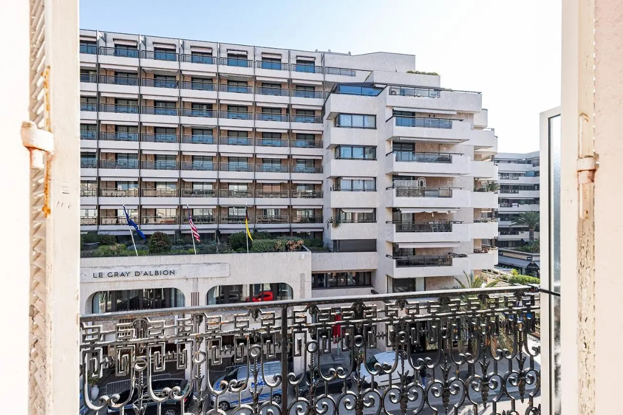 Modern Waikiki Hotel Cannes France