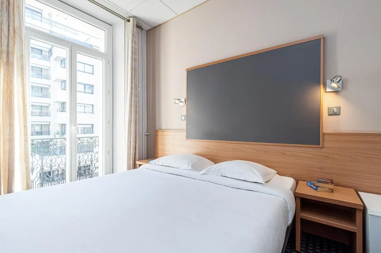 **  Modern Waikiki Hotel Cannes France