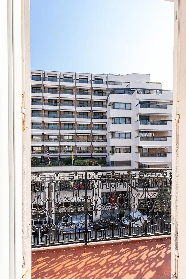 Modern Waikiki Hotel Cannes