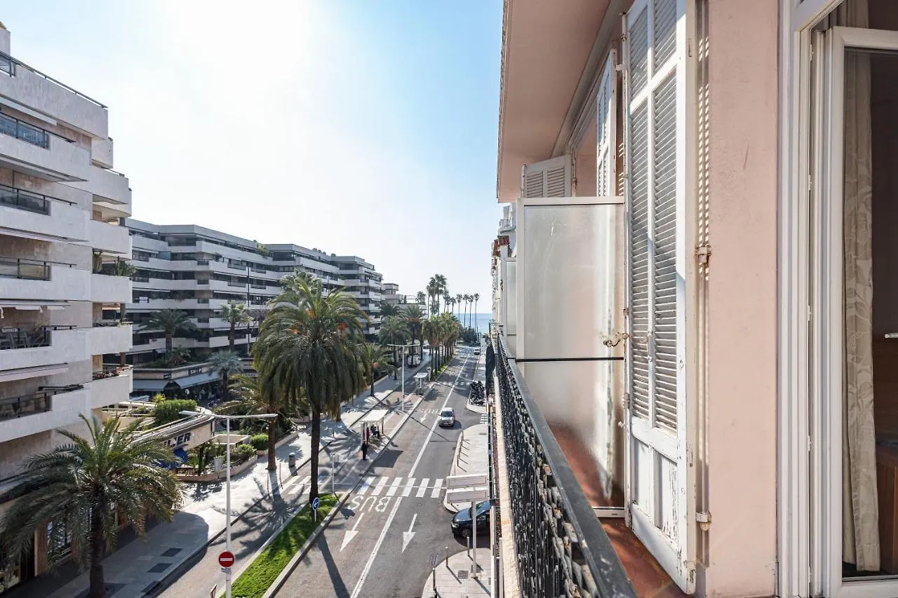 **  Modern Waikiki Hotel Cannes France